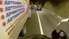 En vélo entre les camions dans un tunnel